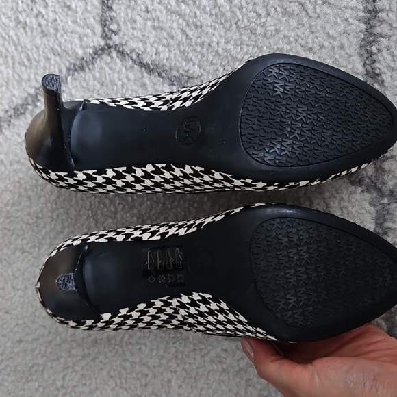 Michael Kors Dorothy Flex Black and White Calf Hair Houndstooth Pumps, Size 7 - Picture 5 of 6